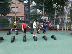 写真:校庭で遊ぶ様子4