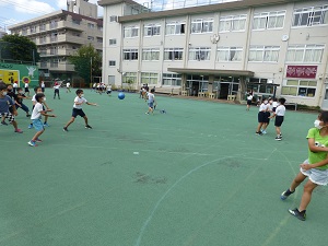 写真:校庭で遊ぶ様子6