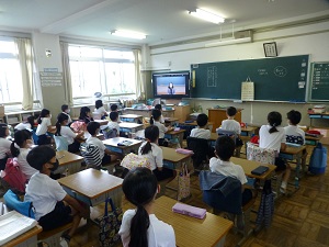 写真:zoomで全校朝会を行う様子