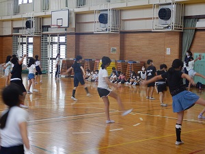 写真:4年生の表現の練習を見学する4歳児の様子2