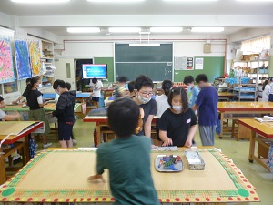 写真:装飾看板作成の様子1