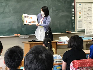 写真:朝の読み聞かせの様子2