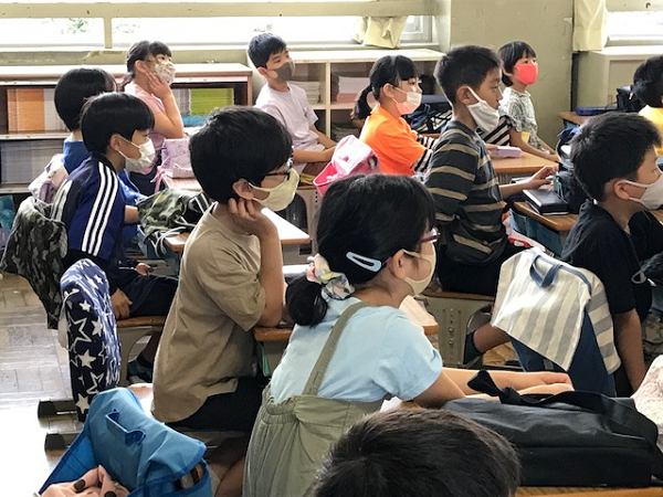 写真:朝の読み聞かせの様子3