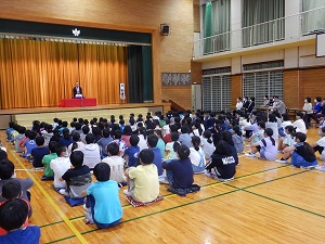 写真:桂やまとさんのお話を聞く様子