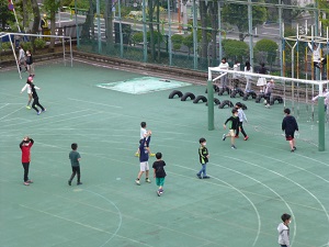 写真:校庭で遊んでいる様子1