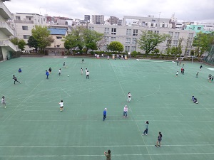 写真:校庭で遊んでいる様子2