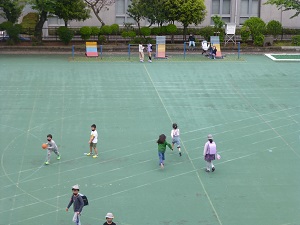 写真:校庭で遊んでいる様子3