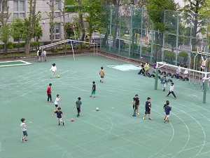 写真:校庭で遊んでいる様子4