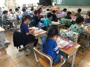 写真:給食風景