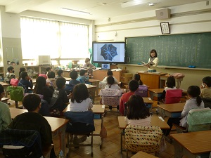 写真:読み聞かせの様子2