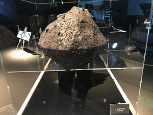 写真:小惑星『りゅうぐう』の模型