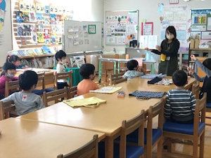 写真:幼稚園児の図書館訪問の様子1