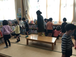 写真:幼稚園児の図書館訪問の様子2