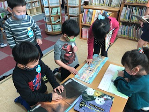 写真:幼稚園児の図書館訪問の様子3