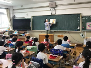 写真:朝の読み聞かせの様子2