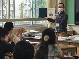 写真:朝の読み聞かせの様子4