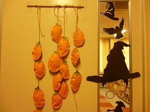 写真:図書室のハロウィンの飾りつけ2