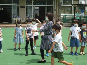 写真:校庭で音楽に合わせて行進する様子2