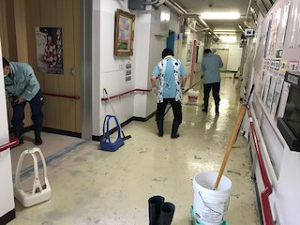 写真:主事さんによる廊下清掃の様子