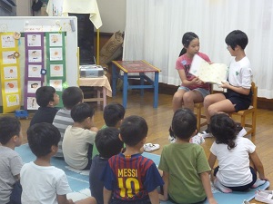 写真:小学校の図書委員が、幼稚園児に読み聞かせをする様子1