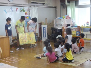 写真:小学校の図書委員が、幼稚園児に読み聞かせをする様子2