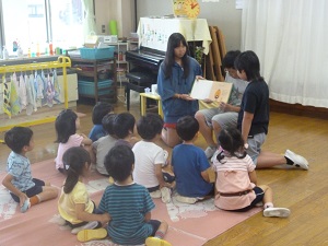 写真:小学校の図書委員が、幼稚園児に読み聞かせをする様子3