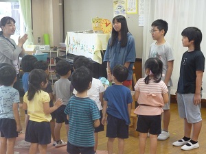 写真:小学校の図書委員が、幼稚園児に読み聞かせをする様子4