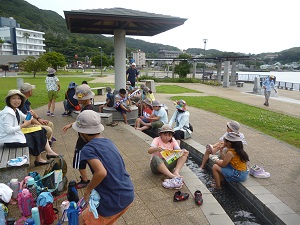 写真:海浜公園で遊ぶ様子1