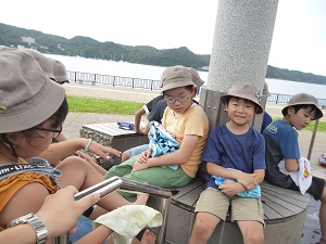 写真:海浜公園で遊ぶ様子2