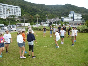 写真:海浜公園で遊ぶ様子3