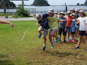 写真:海浜公園で遊ぶ様子4