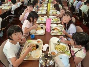写真:冷やし中華を食べる子供たち