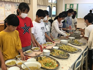 写真:ビュッフェ給食の様子1