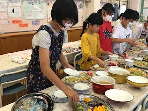 写真:ビュッフェ給食の様子2