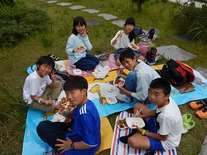 写真:弁当を食べている様子