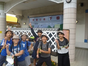 写真:下田駅で記念撮影