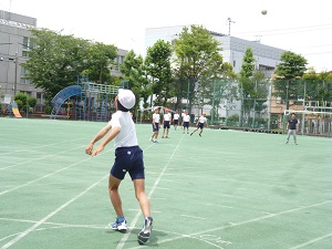 写真:ソフトボール投げ