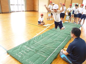 写真:立ち幅跳び