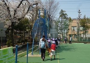 写真:保育園児が校庭をお散歩する様子2