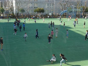 写真:校庭で遊ぶ子どもたち