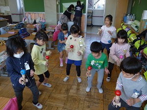 写真:けん玉を練習する子どもたち