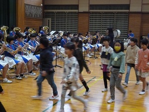 写真:音楽集会で金管バンド発表の様子4