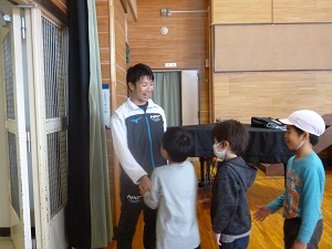 写真:小林快選手と握手する児童