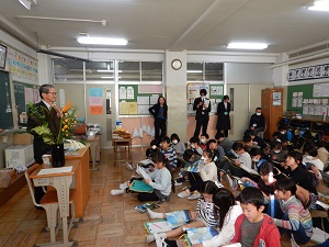 写真:八丈島ふるさと観光大使の大沢力さんが話す様子2