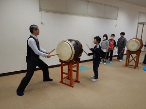 写真:太鼓を打たせてもらう様子