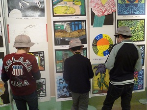 写真:荒川区小学校図画工作展覧会の様子2