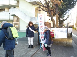 写真:校門であいさつ運動1