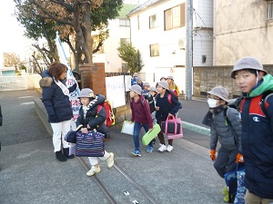 写真:校門であいさつ運動2