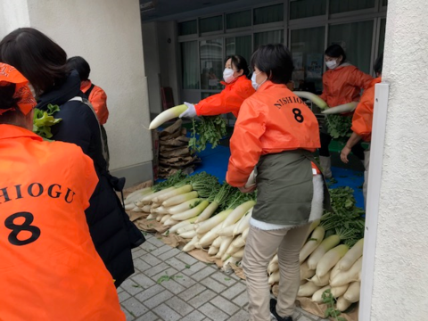 写真:餅つき大会で大根販売