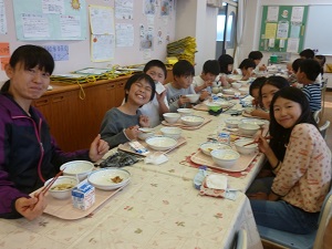 写真:交流給食の様子1